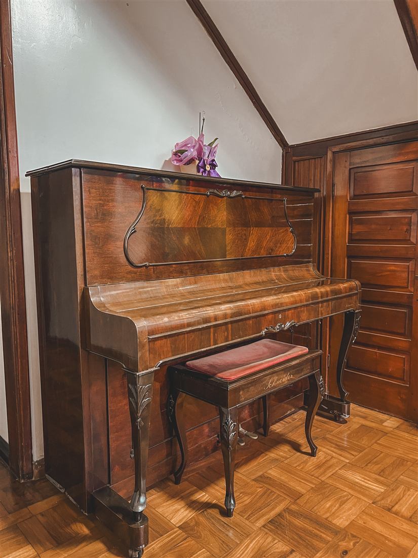 Detalhe do piano no 207 Distrito